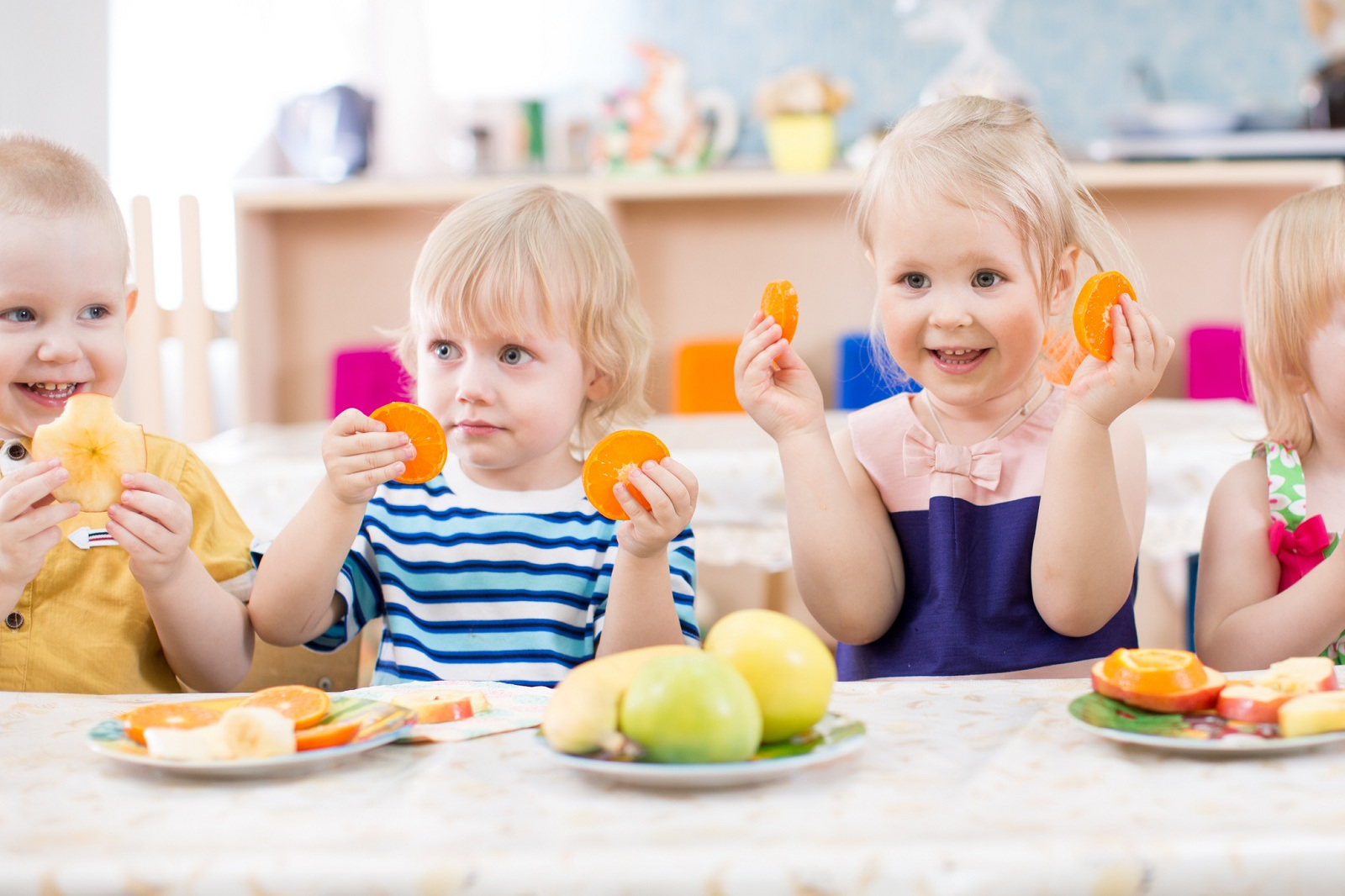 dzieci jedzące owoce