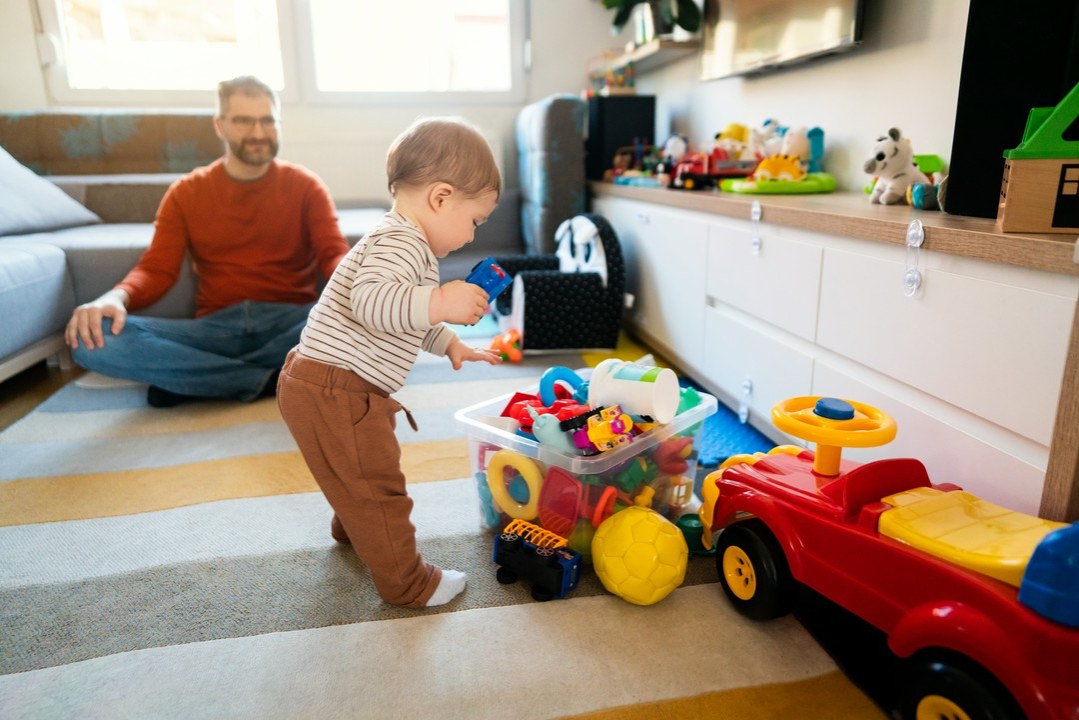 dziecko sprzątające zabawki