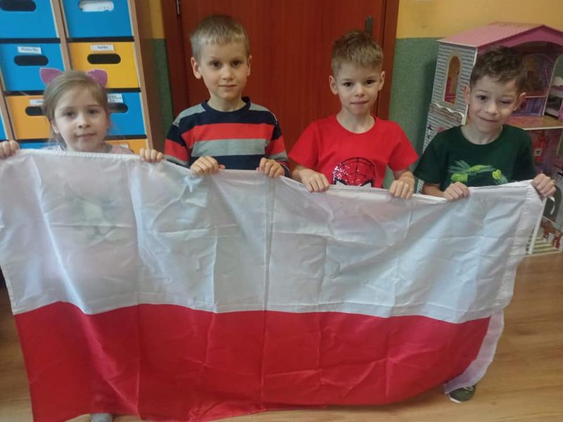 Przedszkolaki z flagą