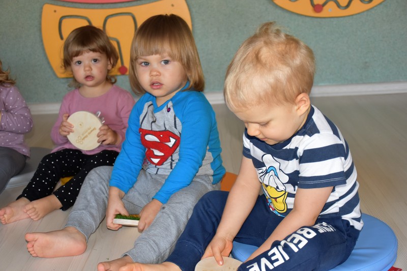 Dzieci na tablicach sensorycznych