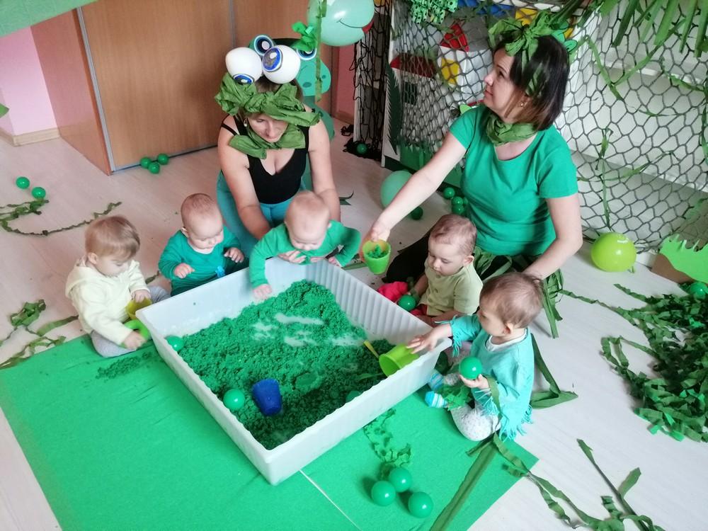 dorośli i dzieci ubrani na zielono