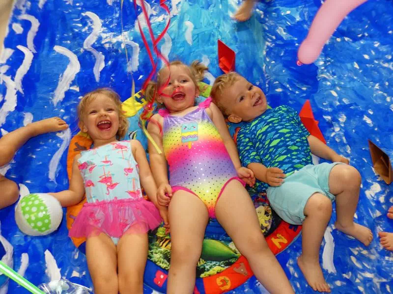 Dzieci w stroju kąpielowym 