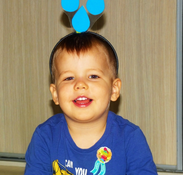 Chłopiec w niebieskiej koszulce