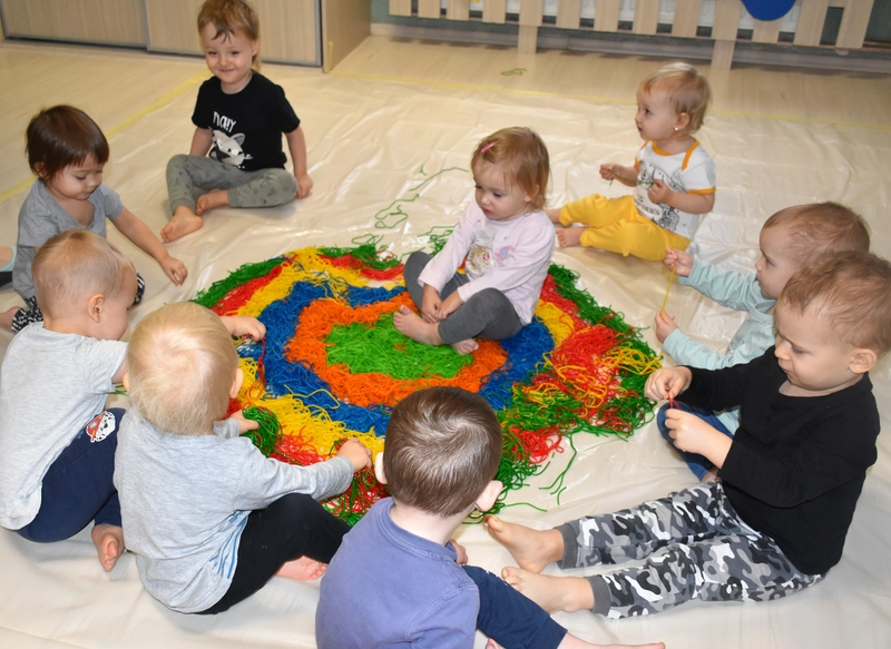 Dzieci bawiące się kolorowymi sznurkami