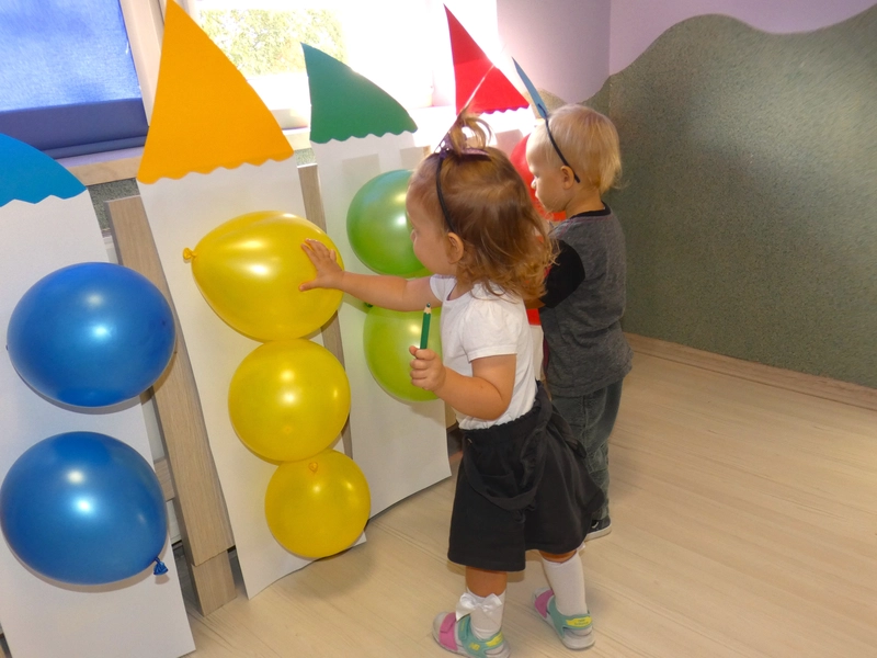 Dzieci przekłuwają balony
