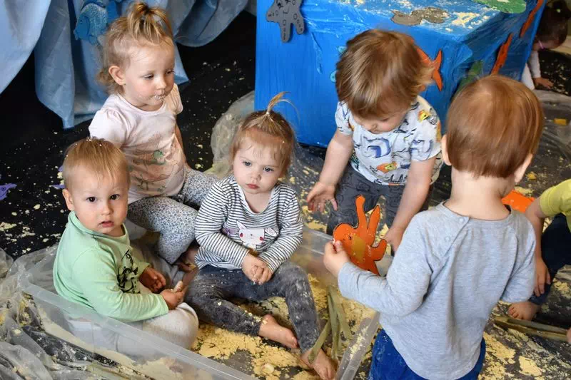 Dzieci bawiące się w piasku