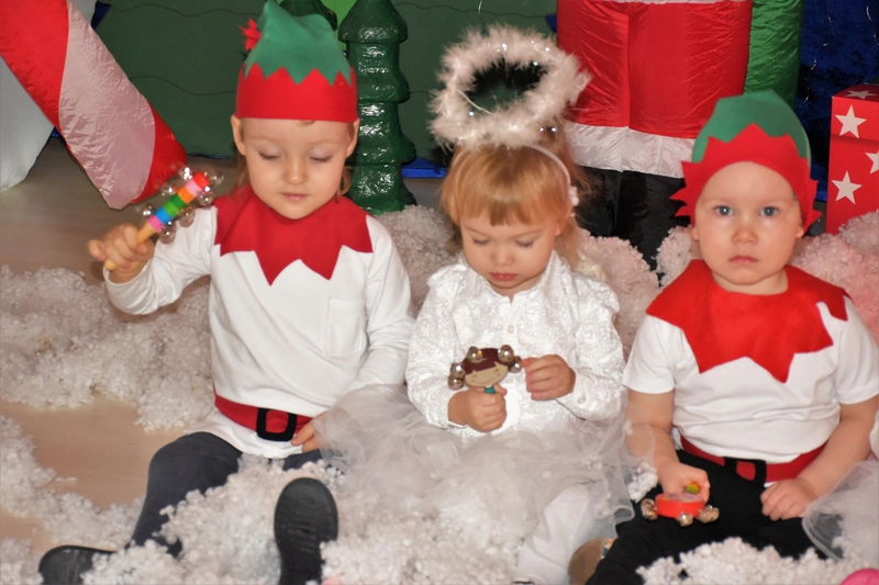 Dzieci przebrane za elfy