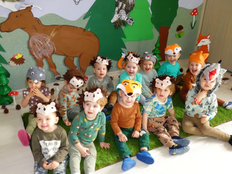 dzieci w maskach leśnych zwierzaków