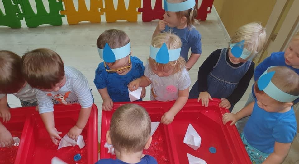 zabawa z wodą w grupie żłobkowej