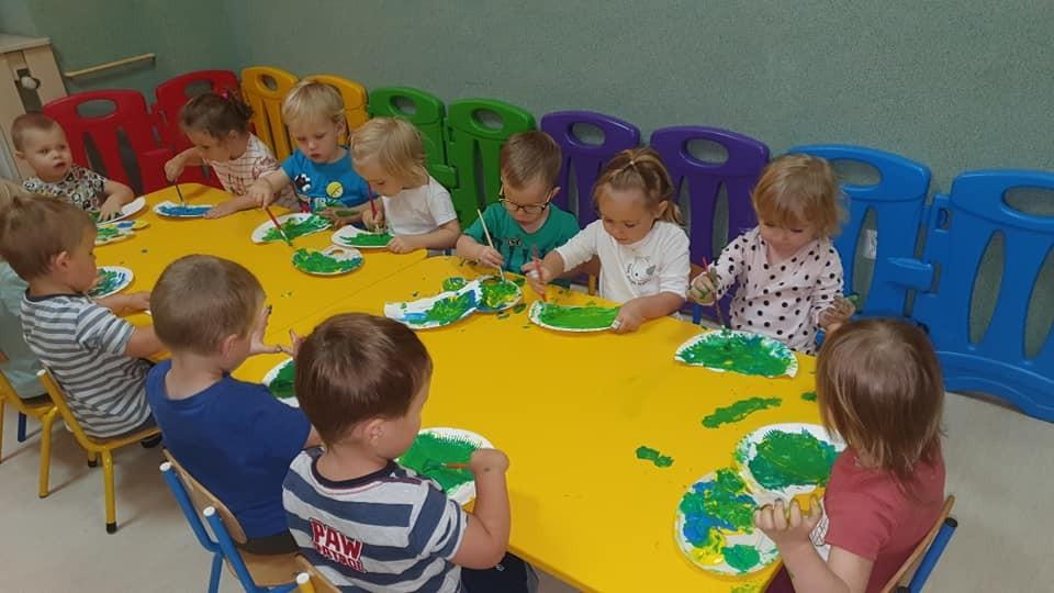 dzieci rysujące na zajęciach w żłobku