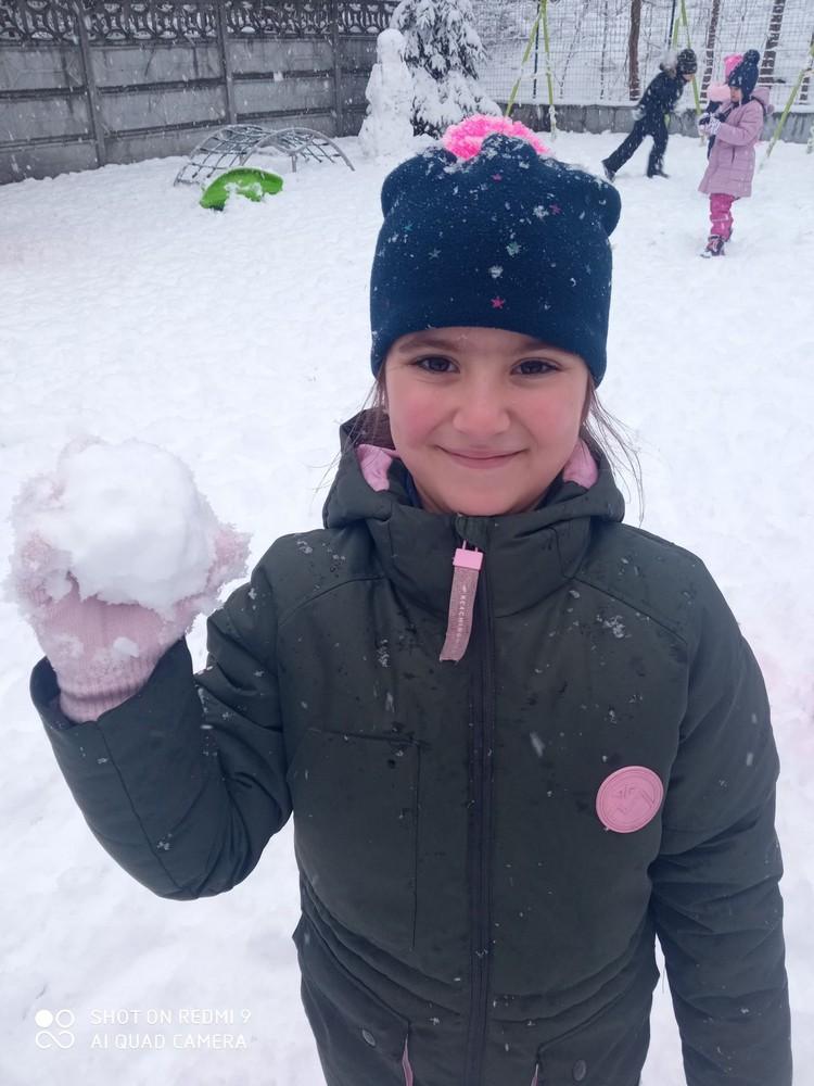 dziewczynka trzymająca śnieżkę