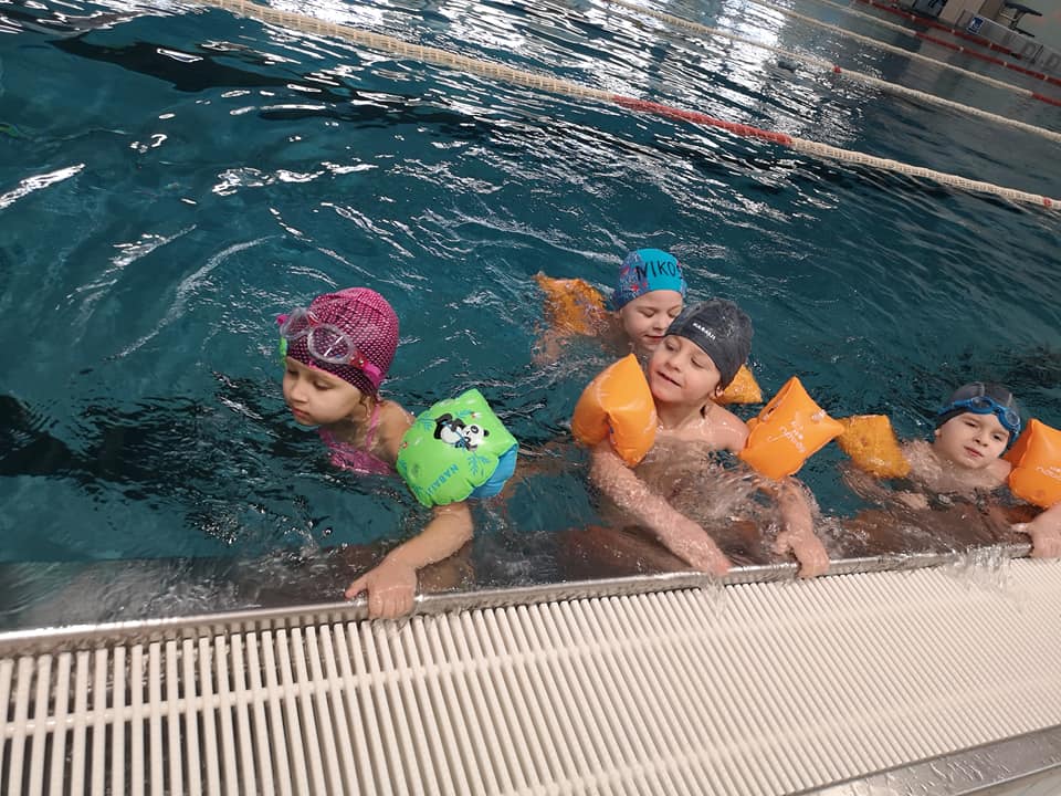 dzieci uczą się pływać