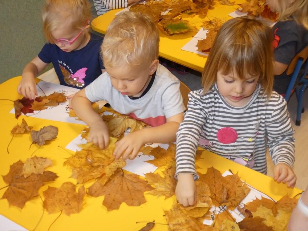 dzieci wykonujące prace plastyczne
