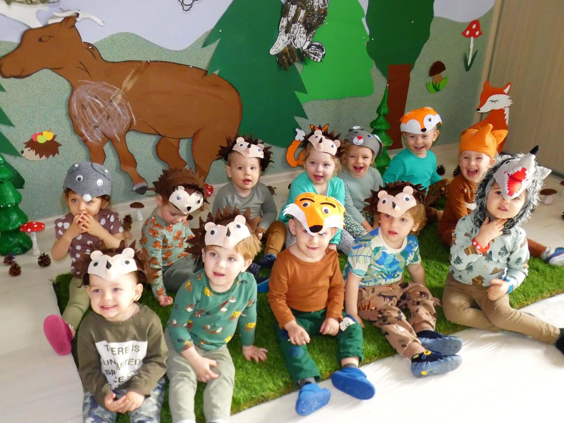 dzieci przebrane za zwierzątka leśne